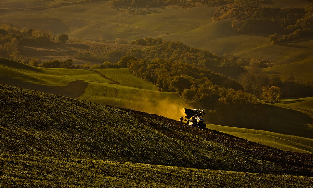 1000x601, 278 Kb / поле, холм, трактор