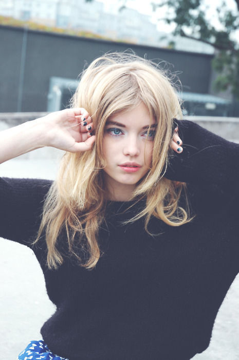 465x700, 56 Kb / блондинка, маникюр, свитер