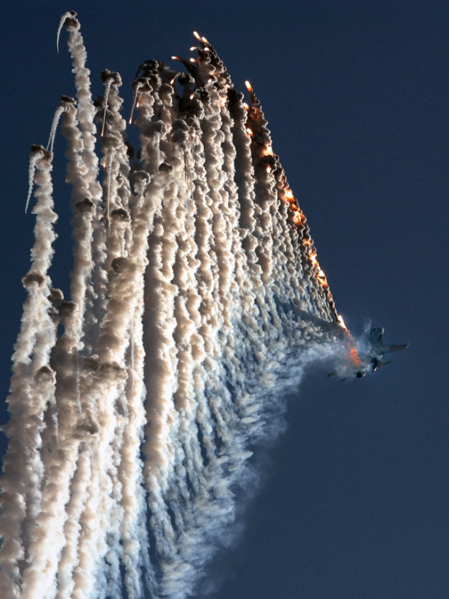 655x873, 289 Kb / самолет, движок, парашютики