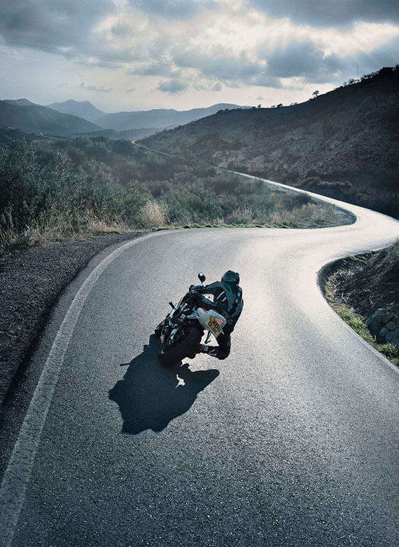 570x780, 136 Kb / облака , страна , мотоцикл , фотографии , всадник , дорога