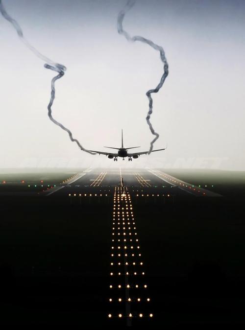 500x674, 18 Kb / аэропорт , Боинг , фотографии , самолет , взлетно-посадочная полоса , тропы , пара