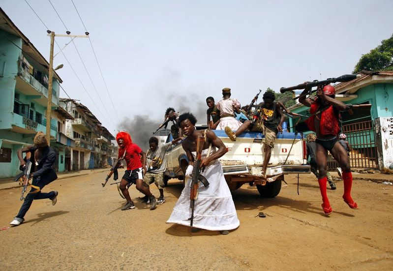 799x551, 80 Kb / автомат, негры, фата, гранатомет, бой