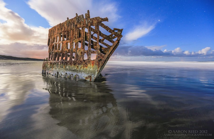 900x586, 87 Kb / небо, берег, корабль, остов, звёзды, облака, вода