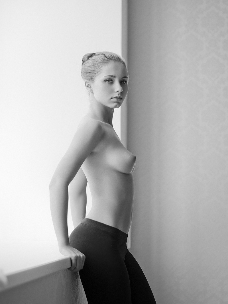 800x1067, 255 Kb / стена,окно,девушка