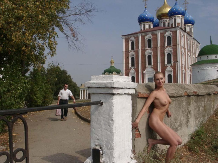 750x562, 162 Kb / забор, мужик, сумка, церковь, голая