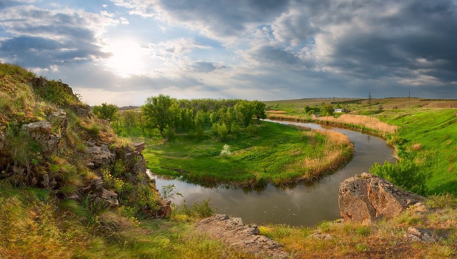 900x510, 135 Kb / небо, облака, река, деревья, луг, скалы