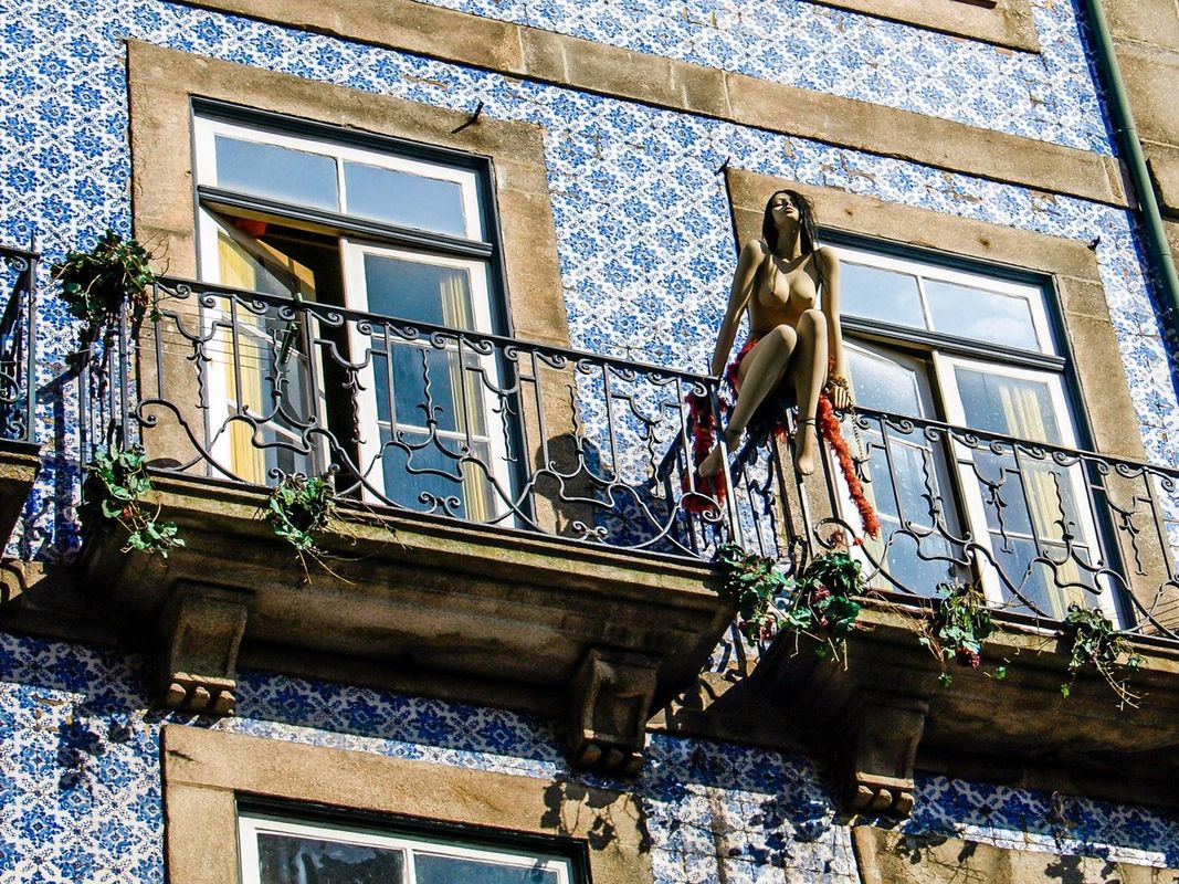 1067x800, 278 Kb / балкон, перила, брюнетка, окна