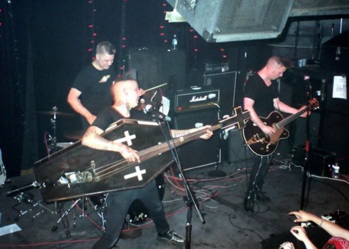 700x500, 103 Kb / музыканты, гроб, гитара, концерт