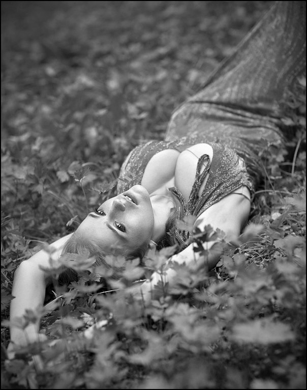 604x769, 74 Kb / ч/б, сиськи, земля