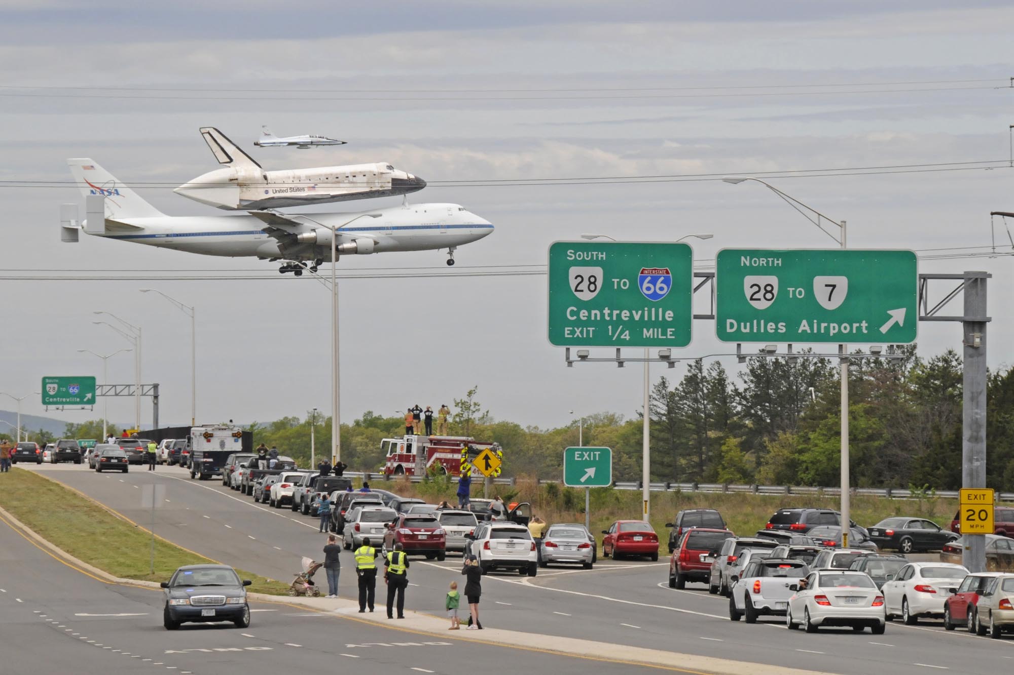 2000x1333, 218 Kb / Америка, Dulles, самолет, истребитель, шатал, автострада, дорога, народ, небо, машины