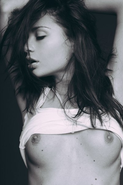 402x604, 41 Kb / ч/б, брюнетка