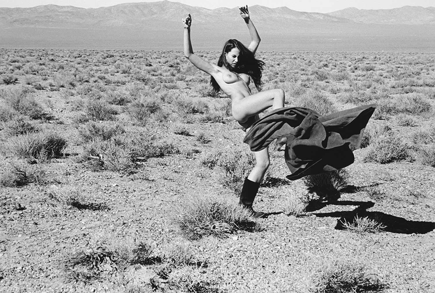 1500x1010, 239 Kb / пустыня, девушка, сапоги, куртка, экспрессия