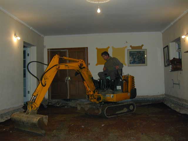 640x480, 20 Kb / экскаватор, помещение, уборка