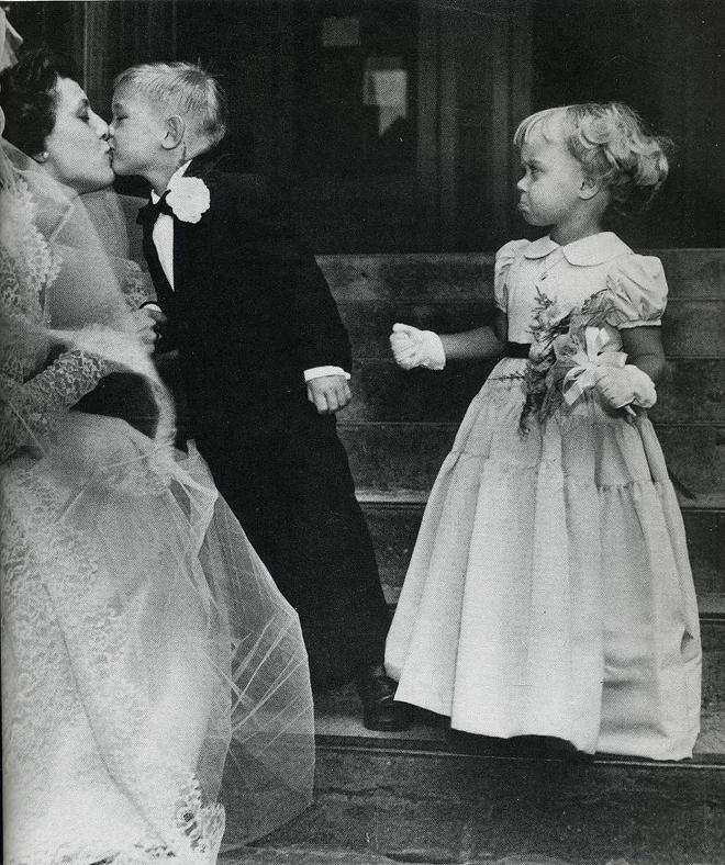 660x788, 117 Kb / поцелуй, свадьба, дети, ч/б