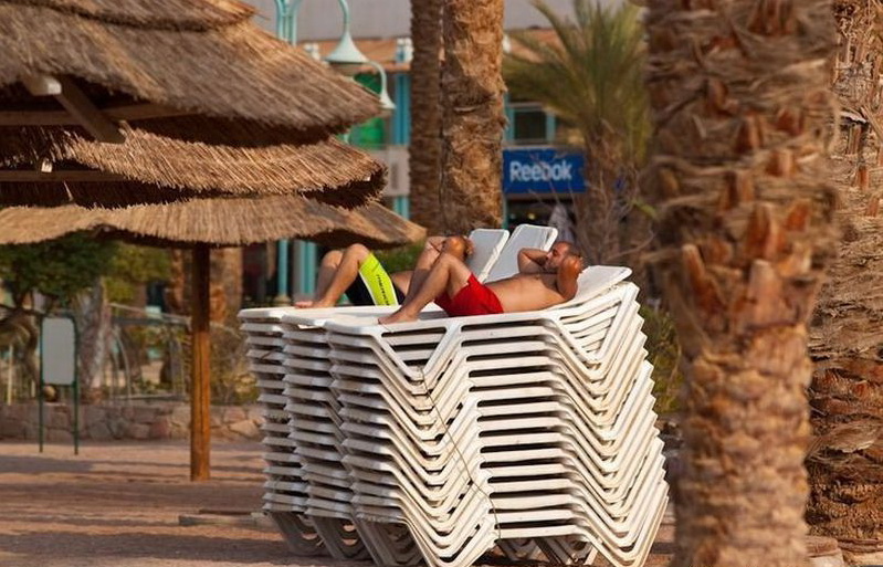 799x513, 168 Kb / лежаки, мужик, загар