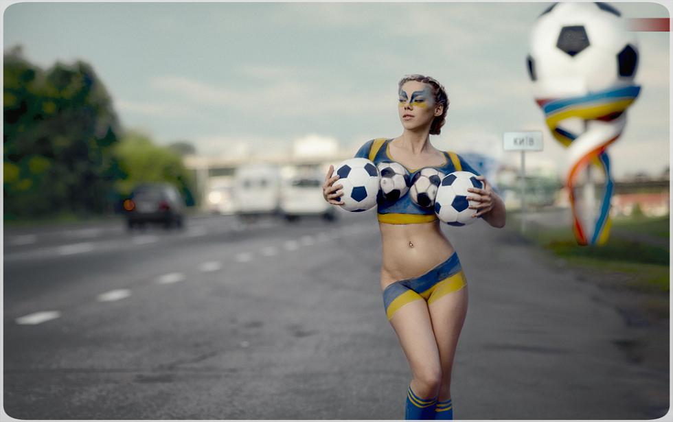 980x615, 63 Kb / мячи,тело,асфальт