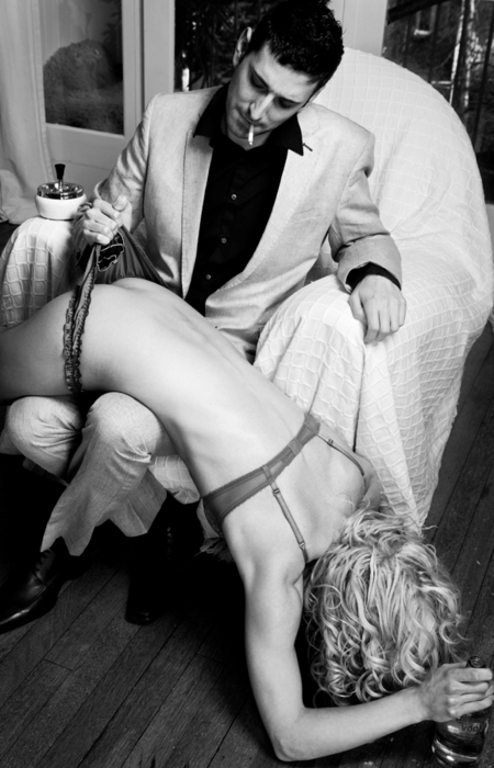 450x700, 166 Kb / ч/б, кудри, бутылка, водка, пепельница, кресло, костюм