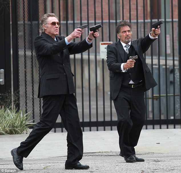 634x605, 91 Kb / кристофер уокен, аль пачино, костюмы, пистолеты