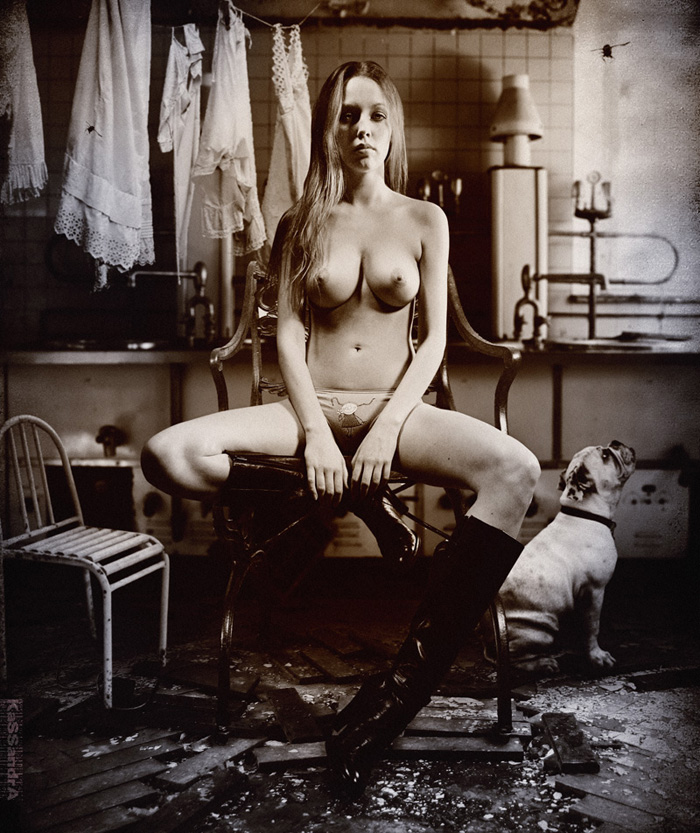 700x833, 222 Kb / сапоги, кухня, белье, собака, стул, ч/б