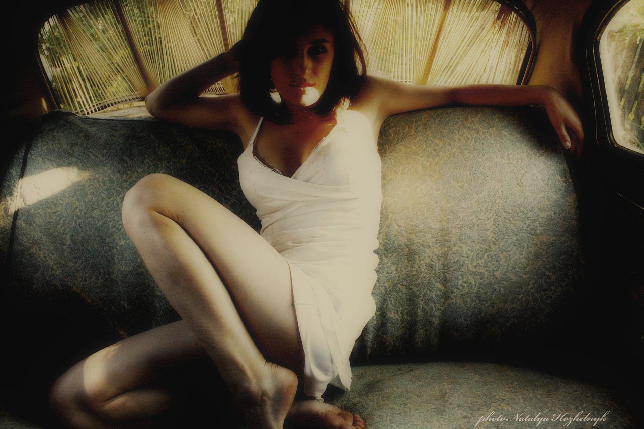 1280x853, 183 Kb / брюнетка, авто, волга, газ-21, салон, платье, белое, тени