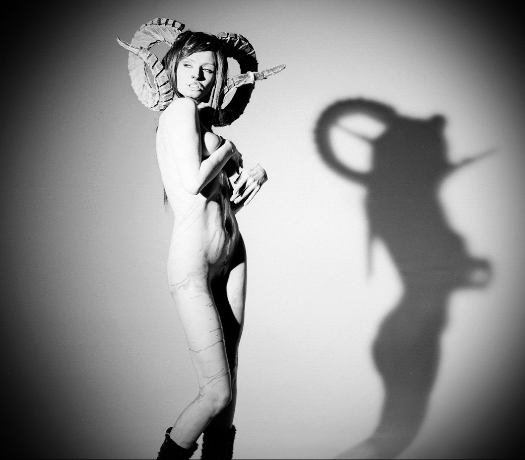 1058x926, 124 Kb / девушка, рога, тень, стена, ч/б