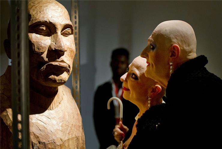 740x495, 39 Kb / выставка, статуя, лысый, фрик,