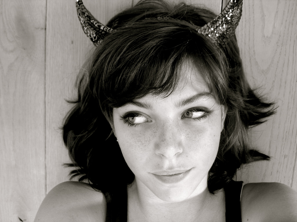 1024x768, 276 Kb / девочка, веснушки, рожки, дьявол, ч/б