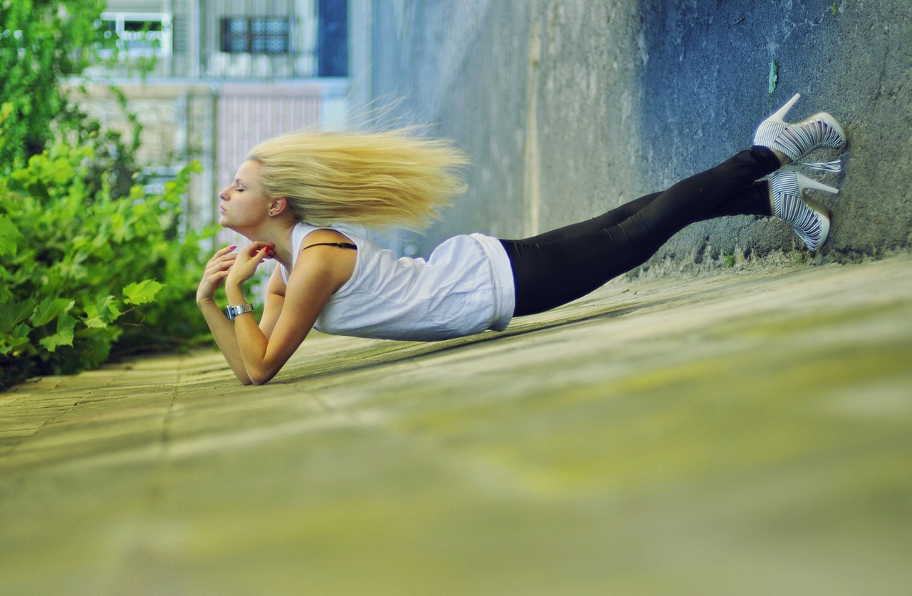 1280x836, 250 Kb / блондинка, стена, асфальт, волосы