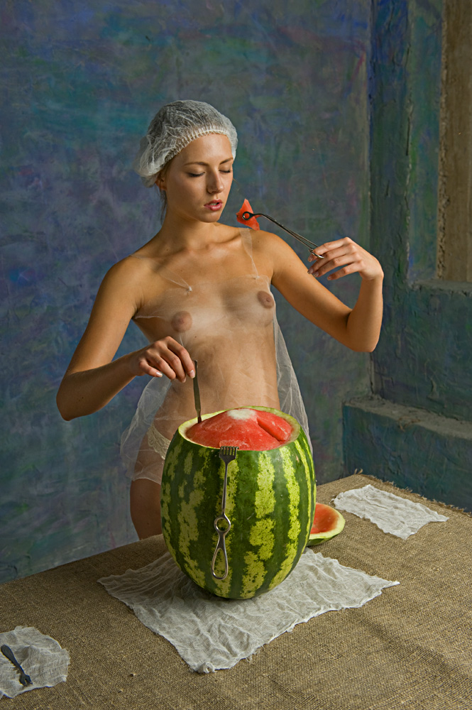 665x1000, 276 Kb / арбуз, стол, скальпель, зажим