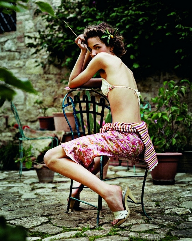 663x835, 287 Kb / стул, палитра, кисточка, взгляд