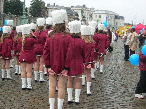 604x453, 71 Kb / Брюссель, парад, хвостик