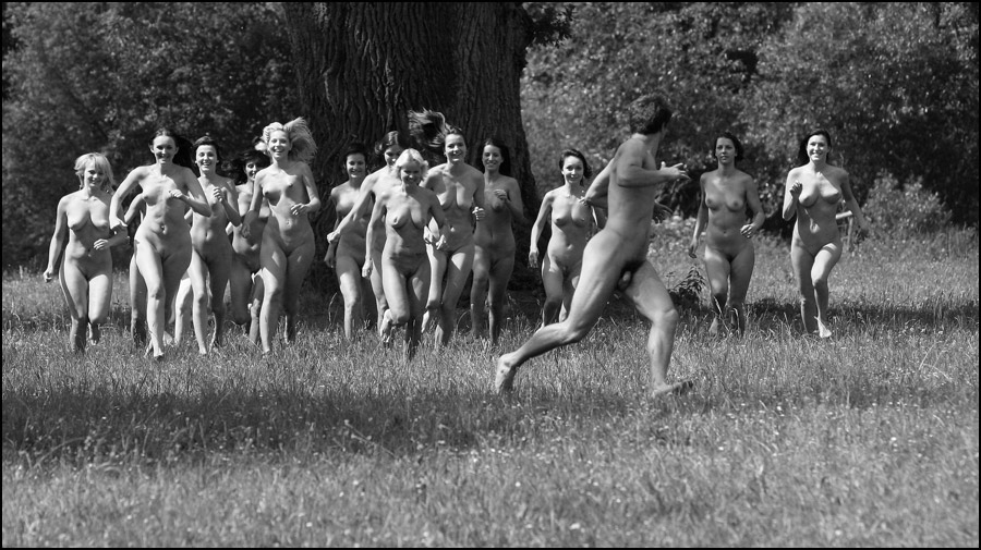 900x505, 149 Kb / мужик, убегает, девушки, ч/б