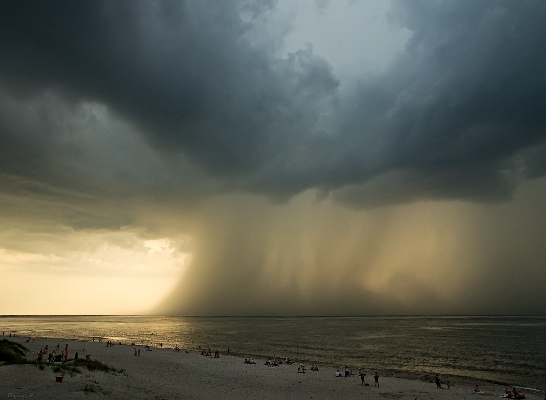 1100x806, 216 Kb / тучи,вода,берег