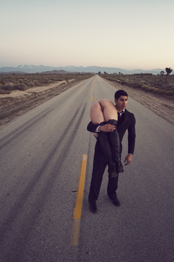 600x900, 291 Kb / попа, на плечо, сапоги, дорога, араб