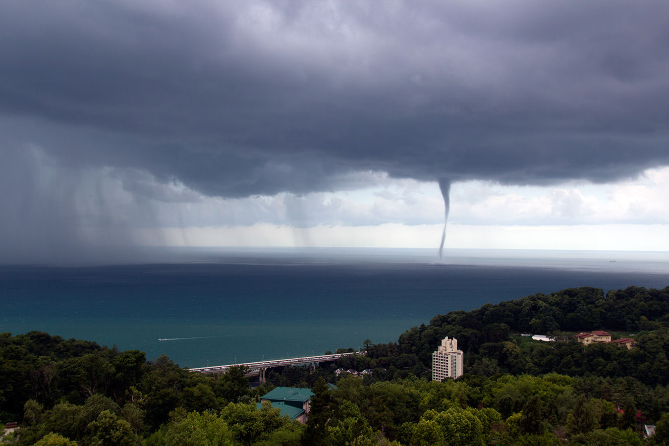 1350x900, 144 Kb / смерч, ураган, ливень, дождь, море, берег,  небо, тучи