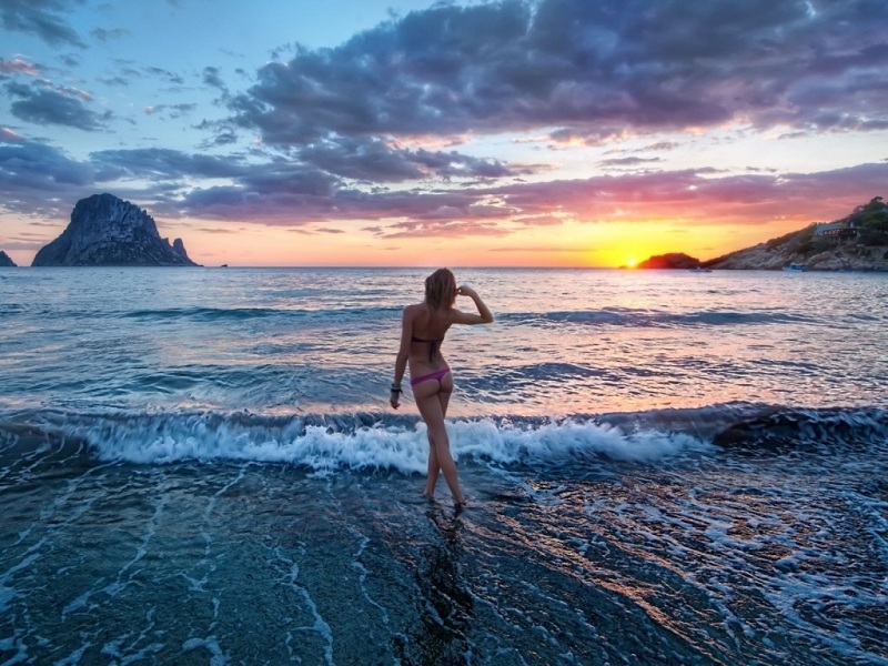 800x600, 196 Kb / закат, океан, пляж, девушка