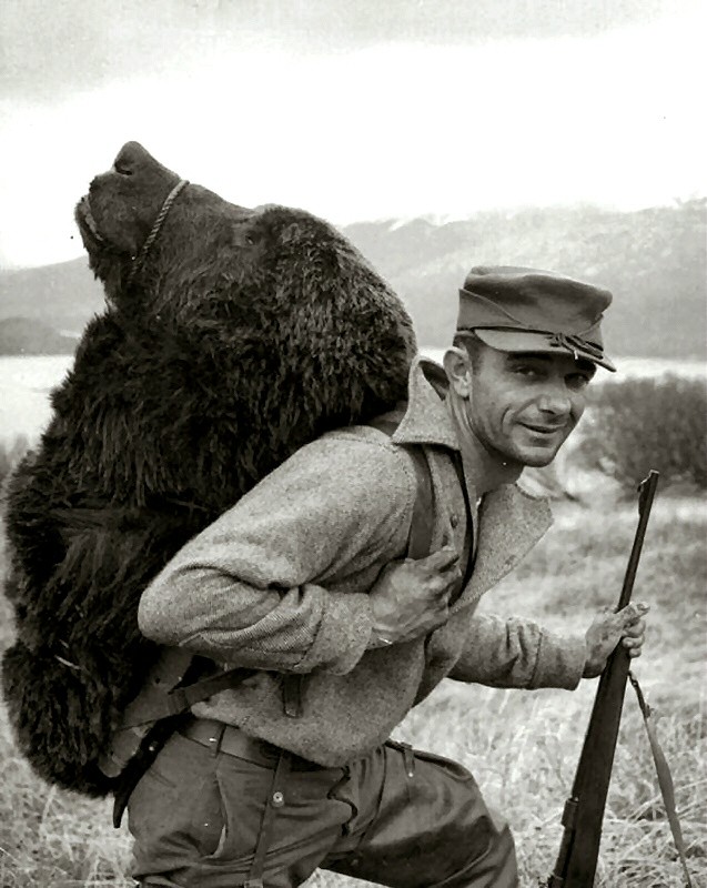 637x800, 118 Kb / солдат,рюкзак, медведь, морда, ч/б