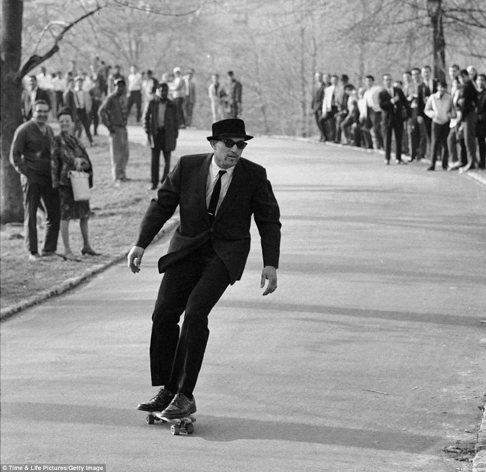 964x937, 202 Kb / скейт-борд, доска, очки, костюм, парк, ретро, нью-йорк, ч/б