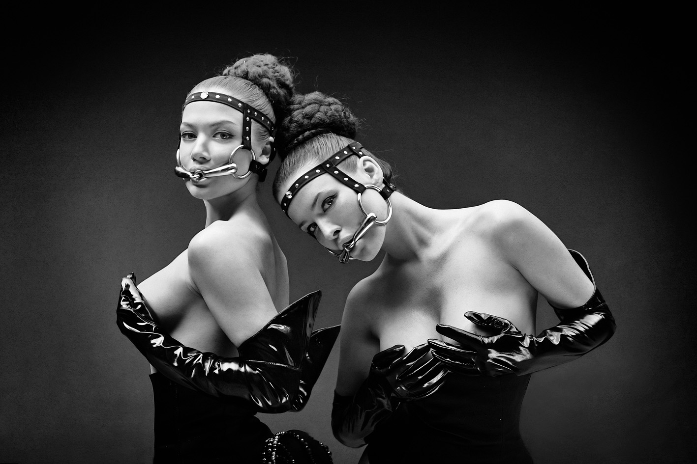 1417x945, 239 Kb / ч/б, латекс, фетиш, бдсм, упряжь, удила, уздечка