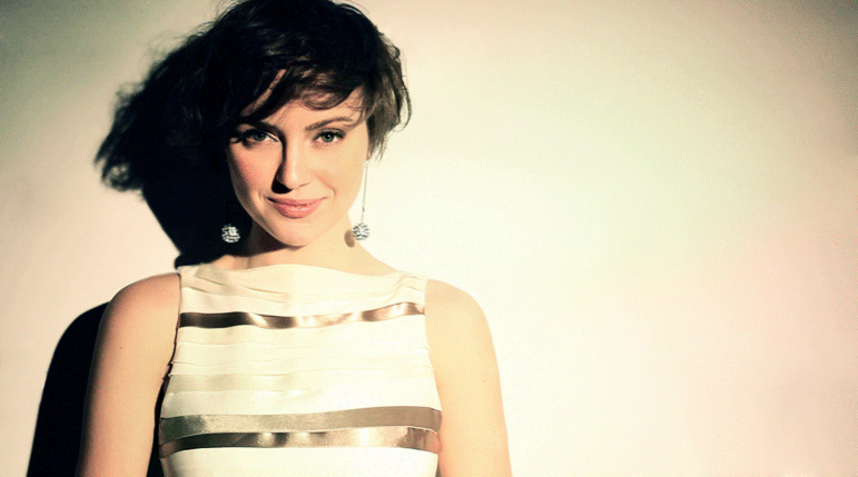 771x429, 288 Kb / брюнетка, сережки, gif