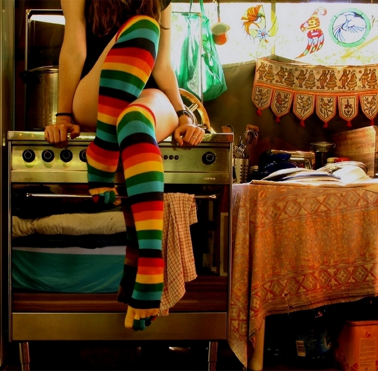 775x762, 297 Kb / кухня, плита, стол, чулки, разноцветные