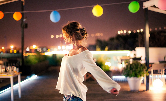 640x392, 173 Kb / Вечер, праздник, радость, девушка