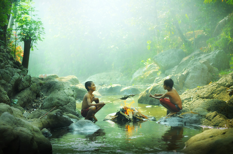 800x531, 181 Kb / река, костер, рыба, обед, пацаны, афроамериканцы