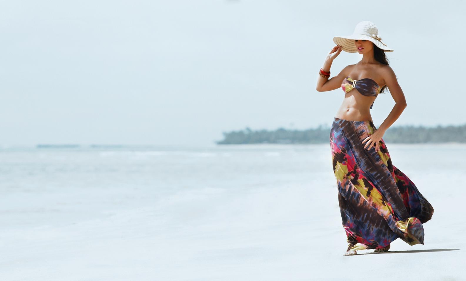 1585x955, 76 Kb / шляпа, Лето, пляж, девушка, босиком, поза