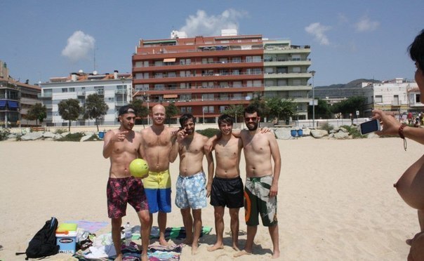 604x372, 54 Kb / сиськи, девушка, пляж, компания, парни, телефон