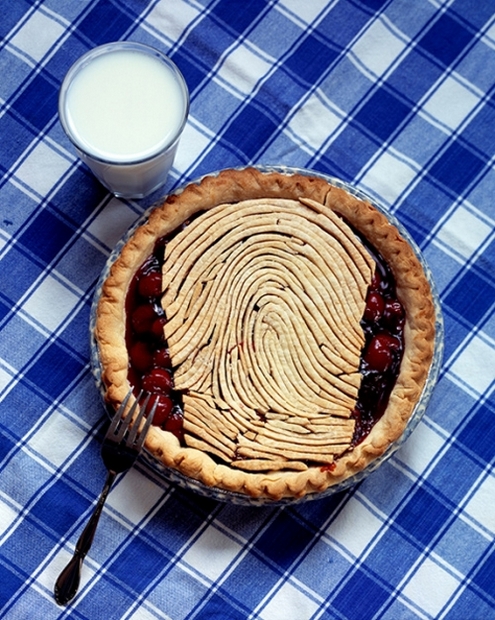 495x620, 286 Kb / десерт, ягоды, печенье, палец, отпечаток, вилка, скатерть, молоко