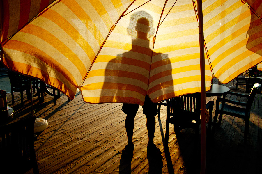 900x598, 261 Kb / летнее, кафе, силуэт, тень, зонт, закат
