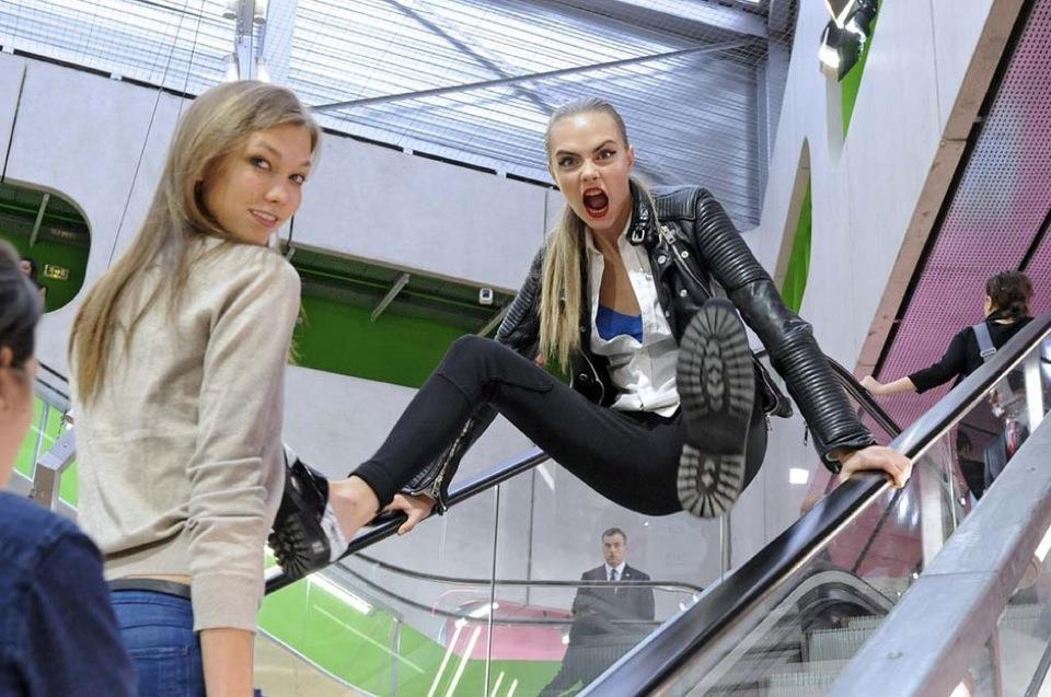 960x637, 103 Kb / чёткая баба, эскалатор, раззявила ноги, подошва, кара дельвинь