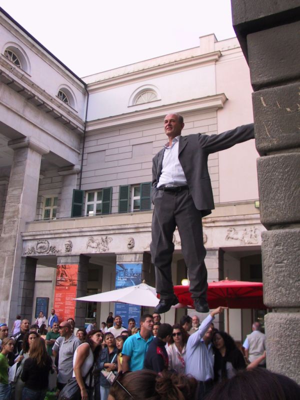 600x800, 88 Kb / Мужчина, левитация, полет