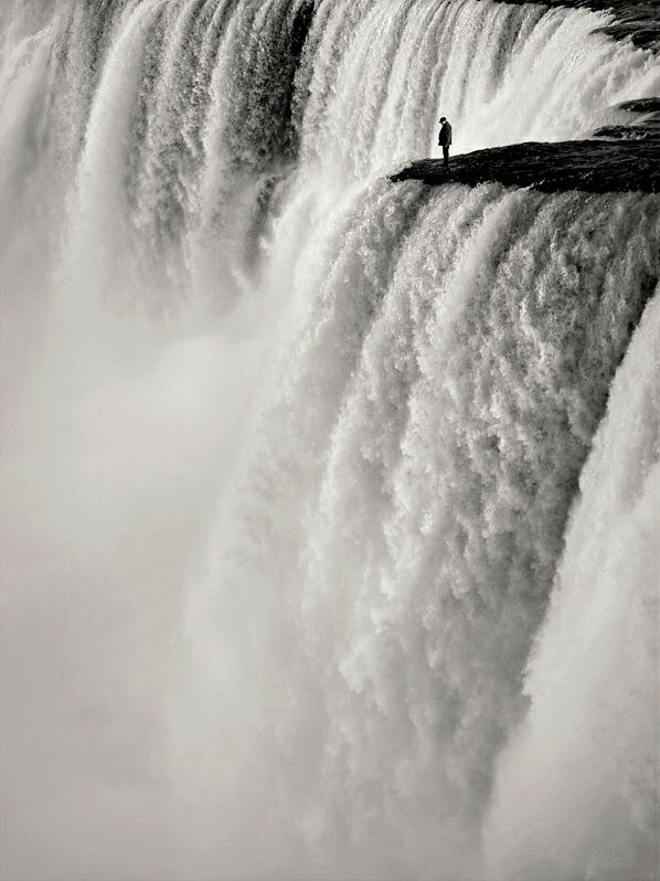 598x798, 65 Kb / водопад, мужик, ч/б